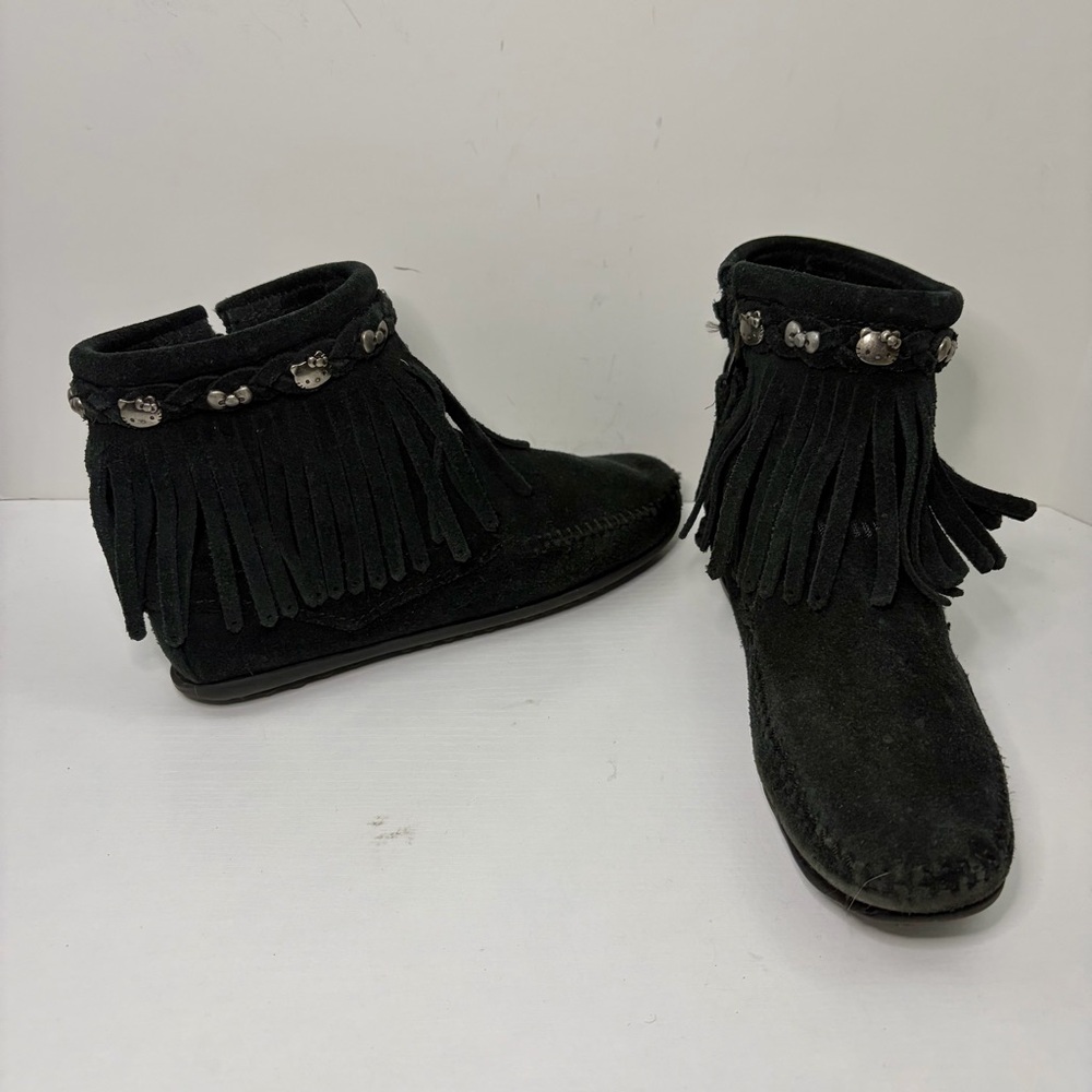 Minnetonka Hello Kitty Bow Black Suede Double Fringe Moccasin Ankle Boots Size 5